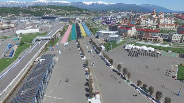 Formula 1 parça Sochi, Sochi Olimpiyat Köyü. Şantiye Stadyumu yakın kasaba ve dağlar yarış yaz güneşli gün için. Havadan görünümü. Pectator Aerrial görünümünde F1 Rus standları