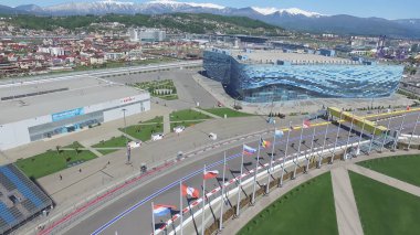Formula 1 parça Sochi, Sochi Olimpiyat Köyü. Şantiye Stadyumu yakın kasaba ve dağlar yarış yaz güneşli gün için. Havadan görünümü. Pectator Aerrial görünümünde F1 Rus standları