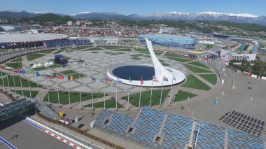 Olympic Park anteni Sochi Olimpiyat ateşi kapta Sochi, Rusya Federasyonu. Sochi Olimpiyat ateşi kase parkta. Orta stella ve stadyum kış oyunları için inşa Fisht. Olimpiyat Kış Oyunları 2014 nesnelerin