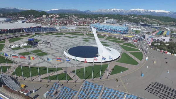 Olympic Park anteni Sochi Olimpiyat ateşi kapta Sochi, Rusya Federasyonu. Sochi Olimpiyat ateşi kase parkta. Orta stella ve stadyum kış oyunları için inşa Fisht. Olimpiyat Kış Oyunları 2014 nesnelerin
