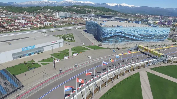 Formula 1 parça Sochi, Sochi Olimpiyat Köyü. Şantiye Stadyumu yakın kasaba ve dağlar yarış yaz güneşli gün için. Havadan görünümü. Pectator Aerrial görünümünde F1 Rus standları