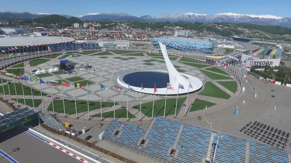 Olympic Park anteni Sochi Olimpiyat ateşi kapta Sochi, Rusya Federasyonu. Sochi Olimpiyat ateşi kase parkta. Orta stella ve stadyum kış oyunları için inşa Fisht. Olimpiyat Kış Oyunları 2014 nesnelerin