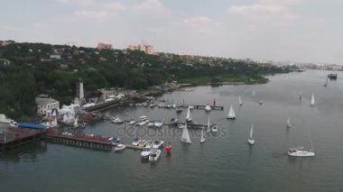 Havadan görünümü üzerinde denize yelken tekne float. Sakin deniz ve yelken tekne İskele tarafından. Yat ve tekne