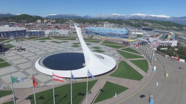Olympic Park anteni Sochi Olimpiyat ateşi kapta Sochi, Rusya Federasyonu. Sochi Olimpiyat ateşi kase parkta. Orta stella ve stadyum kış oyunları için inşa Fisht. Olimpiyat Kış Oyunları 2014 nesnelerin