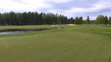 Club yaz tatil sırasında hava sahası üzerinde ile golfçüler Golf isabet vurdu