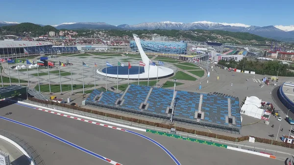 Olympic Park anteni Sochi Olimpiyat ateşi kapta Sochi, Rusya Federasyonu. Sochi Olimpiyat ateşi kase parkta. Orta stella ve stadyum kış oyunları için inşa Fisht. Olimpiyat Kış Oyunları 2014 nesnelerin