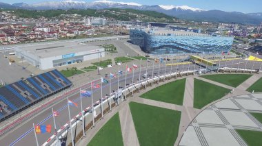Formula 1 parça Sochi, Sochi Olimpiyat Köyü. Şantiye Stadyumu yakın kasaba ve dağlar yarış yaz güneşli gün için. Havadan görünümü. Pectator Aerrial görünümünde F1 Rus standları