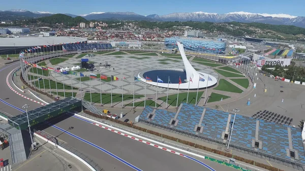 Olympic Park anteni Sochi Olimpiyat ateşi kapta Sochi, Rusya Federasyonu. Sochi Olimpiyat ateşi kase parkta. Orta stella ve stadyum kış oyunları için inşa Fisht. Olimpiyat Kış Oyunları 2014 nesnelerin