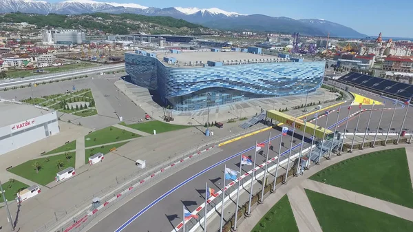 Formula 1 parça Sochi, Sochi Olimpiyat Köyü. Şantiye Stadyumu yakın kasaba ve dağlar yarış yaz güneşli gün için. Havadan görünümü. Pectator Aerrial görünümünde F1 Rus standları