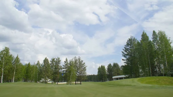 Güneş Golf arabası ile bulutlar üzerinde mavi gökyüzü ve Orman Gölü Golf club