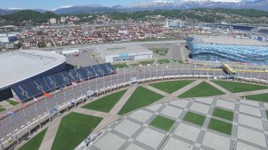 Formula 1 parça Sochi, Sochi Olimpiyat Köyü. Şantiye Stadyumu yakın kasaba ve dağlar yarış yaz güneşli gün için. Havadan görünümü. Pectator Aerrial görünümünde F1 Rus standları