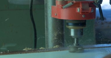 Bir mobilya fabrikasında mobilya menteşeleri için delik bir adam girer. Forstner matkap. Yumuşak ahşap, closeup sondaj Forstner bit