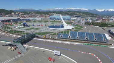 Olympic Park anteni Sochi Olimpiyat ateşi kapta Sochi, Rusya Federasyonu. Sochi Olimpiyat ateşi kase parkta. Orta stella ve stadyum kış oyunları için inşa Fisht. Olimpiyat Kış Oyunları 2014 nesnelerin