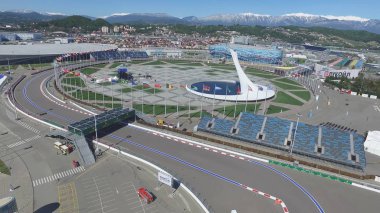 Olympic Park anteni Sochi Olimpiyat ateşi kapta Sochi, Rusya Federasyonu. Sochi Olimpiyat ateşi kase parkta. Orta stella ve stadyum kış oyunları için inşa Fisht. Olimpiyat Kış Oyunları 2014 nesnelerin