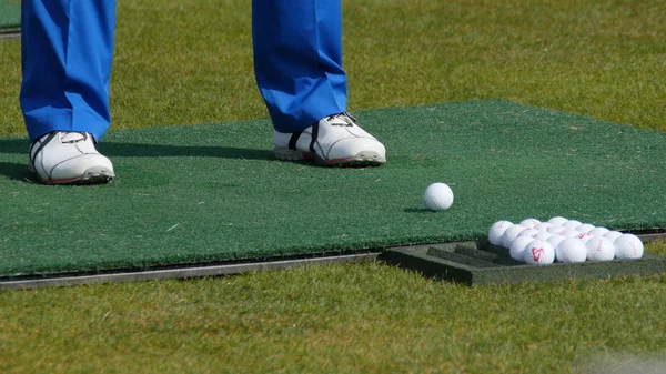 Golfista Bater Golf Shot com clube no campo. Bater a bola Golf — Fotografia de Stock