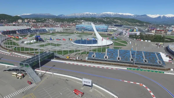 Olympic Park anteni Sochi Olimpiyat ateşi kapta Sochi, Rusya Federasyonu. Sochi Olimpiyat ateşi kase parkta. Orta stella ve stadyum kış oyunları için inşa Fisht. Olimpiyat Kış Oyunları 2014 nesnelerin