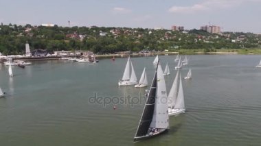 Havadan görünümü üzerinde bir çapa Harbor, tekneler serisi Yatlar. Marinada yelkenli tekneler güzel bulutsuz bir günde. Dramatik gün batımı ile sakin bir akşam yelken yelkenli