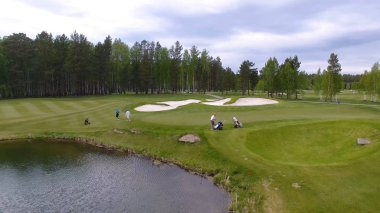 Club yaz tatil sırasında hava sahası üzerinde ile golfçüler Golf isabet vurdu