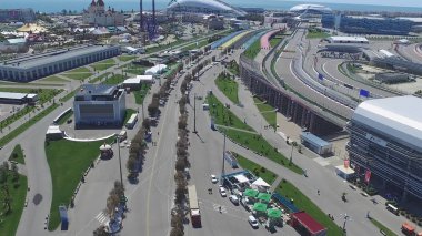 Formula 1 parça Sochi, Sochi Olimpiyat Köyü. Şantiye Stadyumu yakın kasaba ve dağlar yarış yaz güneşli gün için. Havadan görünümü. Pectator Aerrial görünümünde F1 Rus standları