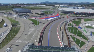 Formula 1 parça Sochi, Sochi Olimpiyat Köyü. Şantiye Stadyumu yakın kasaba ve dağlar yarış yaz güneşli gün için. Havadan görünümü. Pectator Aerrial görünümünde F1 Rus standları