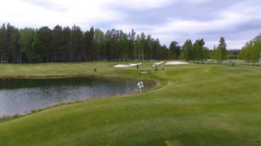 Club yaz tatil sırasında hava sahası üzerinde ile golfçüler Golf isabet vurdu