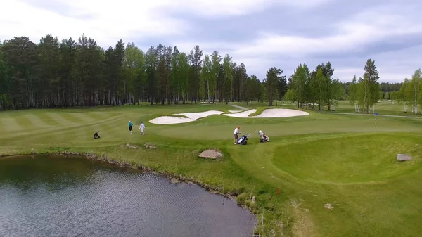 Club yaz tatil sırasında hava sahası üzerinde ile golfçüler Golf isabet vurdu