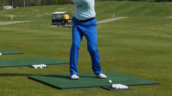 Golfer schlagen im Sommer auf dem weitläufigen Golfplatz auf. das Golfspiel — Stockfoto