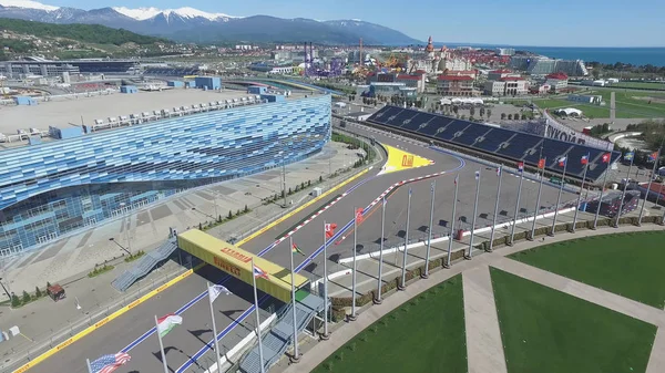 Formula 1 parça Sochi, Sochi Olimpiyat Köyü. Şantiye Stadyumu yakın kasaba ve dağlar yarış yaz güneşli gün için. Havadan görünümü. Pectator Aerrial görünümünde F1 Rus standları