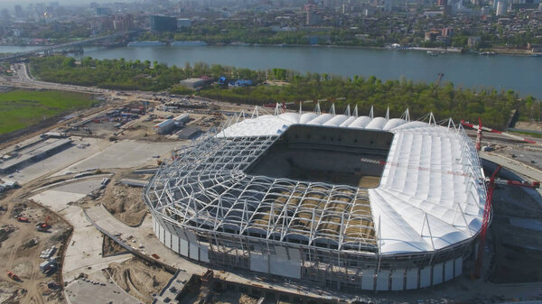 Вид с воздуха на строительство и реконструкцию футбольного стадиона. Реконструкция стадиона для проведения матчей чемпионата мира по футболу в 2018 году. Россия. Строительная компания строит стадион
