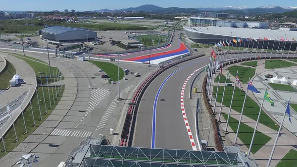Formula 1 parça Sochi, Sochi Olimpiyat Köyü. Şantiye Stadyumu yakın kasaba ve dağlar yarış yaz güneşli gün için. Havadan görünümü. Pectator Aerrial görünümünde F1 Rus standları