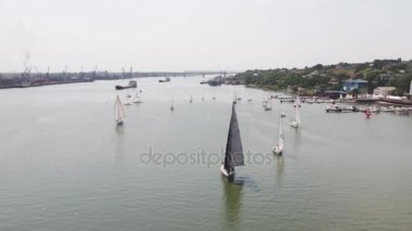 Gölde yüzen teknelerden. Görüntüleri. Rekabet spor yelken. Yat ve güzel deniz manzarası. Yaz seyahat