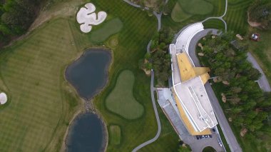 Bulutlar üzerinde mavi gökyüzü ve Orman Gölü Golf club, hava ile güneş Golf arabası