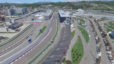 Formula 1 parça Sochi, Sochi Olimpiyat Köyü. Şantiye Stadyumu yakın kasaba ve dağlar yarış yaz güneşli gün için. Havadan görünümü. Pectator Aerrial görünümünde F1 Rus standları