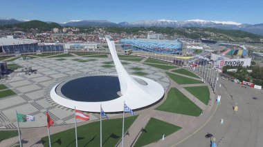 Olympic Park anteni Sochi Olimpiyat ateşi kapta Sochi, Rusya Federasyonu. Sochi Olimpiyat ateşi kase parkta. Orta stella ve stadyum kış oyunları için inşa Fisht. Olimpiyat Kış Oyunları 2014 nesnelerin