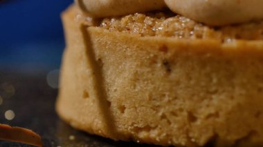 Çikolatalı kek çikolata mousse krem kahverengi mavi arka plan ile. Lezzetli pasta krema ile