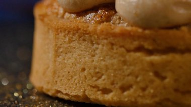 Çikolatalı kek çikolata mousse krem kahverengi mavi arka plan ile. Lezzetli pasta krema ile