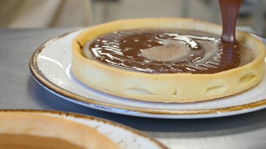 Çikolata lezzetli parçasının üzerine dökülen taze pişmiş kek