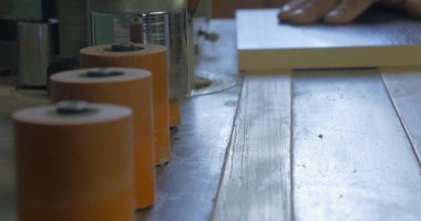 Kenar yapıştırma makinesi mobilya üretiminde. El ile makine Mobilya üretim için. Mobilya tutkal imalatı