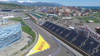 Formula 1 parça Sochi, Sochi Olimpiyat Köyü. Şantiye Stadyumu yakın kasaba ve dağlar yarış yaz güneşli gün için. Havadan görünümü. Pectator Aerrial görünümünde F1 Rus standları