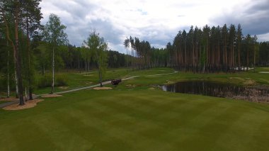 Öğleden sonra kopya alanı ile golf sahası Golf arabasında Aeriel görünümü. Elit golf club