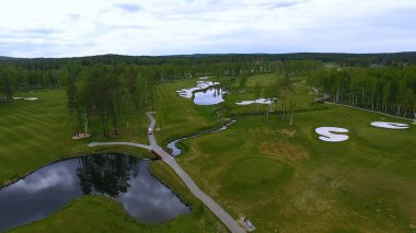 Havadan görünümü Golf Sahası, gölet ve Golf sahasının Yeşil çimenler. Güzel golf sahasında kum bunkerleri
