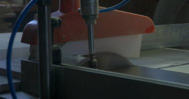 Ahşap testere iş. Daire testere. Ahşap, parçacık yönetim kurulu ve Sunta testere bir makine. Mobilya sanayi üretim