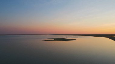 Kuşlar sürüsü renkli gökyüzü arka plan üzerinde. Günbatımı Nehri üzerinde. Martı Adası. Günbatımında hava Kuşlar uçar