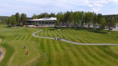 Bulutlar üzerinde mavi gökyüzü ve Orman Gölü Golf club, hava ile güneş Golf arabası