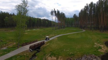 Öğleden sonra kopya alanı ile golf sahası Golf arabasında Aeriel görünümü. Elit golf club