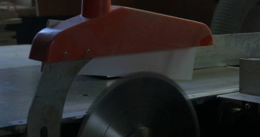 Ahşap testere iş. Daire testere. Ahşap, parçacık yönetim kurulu ve Sunta testere bir makine. Mobilya sanayi üretim