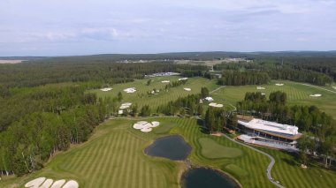 Bulutlar üzerinde mavi gökyüzü ve Orman Gölü Golf club, hava ile güneş Golf arabası