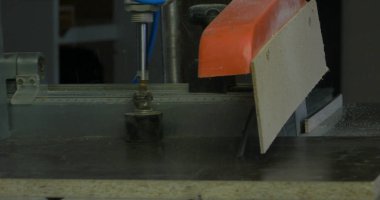 Talaş ile ahşap masa üstünde alet marangoz. Marangoz işyeri. İş daire testere