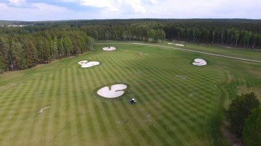 Üstten Görünüm yeşil golf sahası açık yeşil çim alan. Uçak uçan üzerinden havadan görünümü
