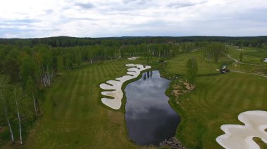Havadan görünümü Golf Sahası, gölet ve Golf sahasının Yeşil çimenler. Güzel golf sahasında kum bunkerleri